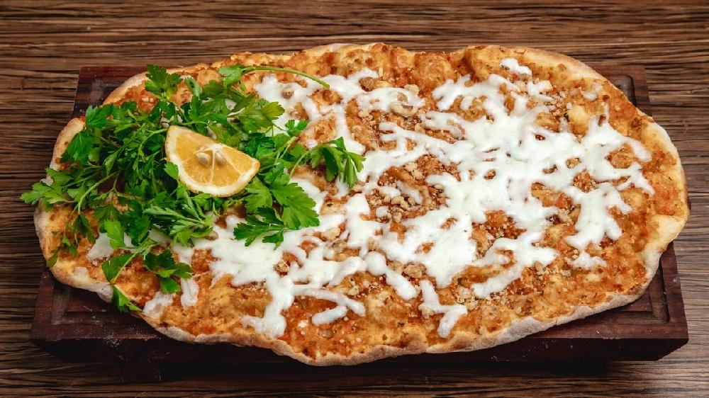 Lahmacun ətli pendirli