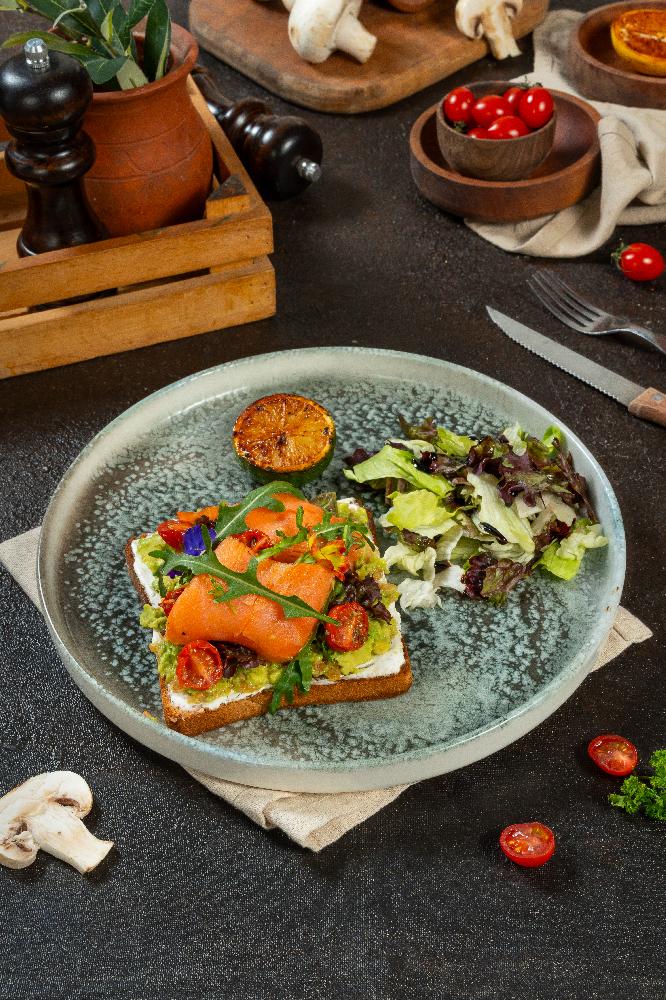 Smorebrod avokado salmon