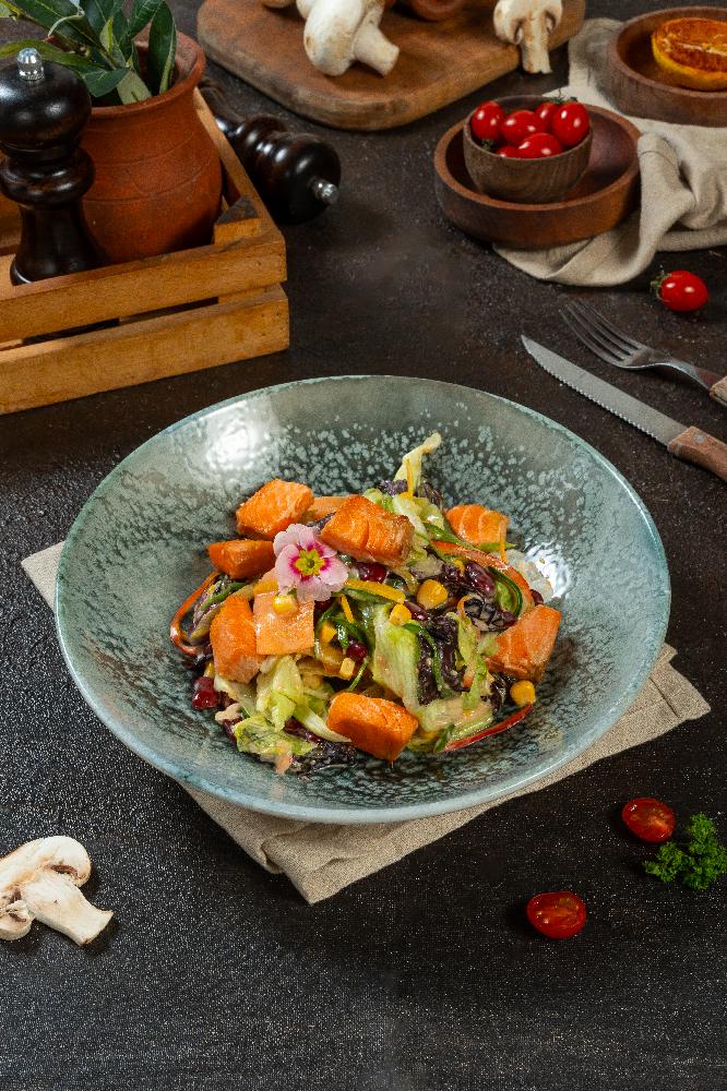 Acılı qızılbalıq salatı