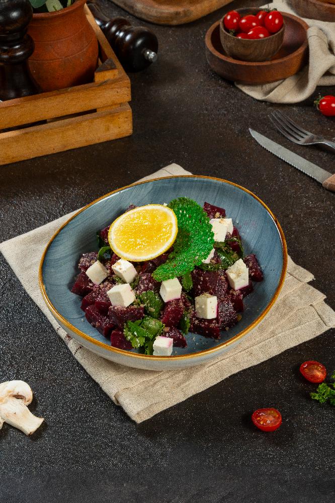 Çuğundur salatı keçi pendir ilə