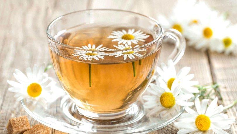 Çay qarışıq dağ çiçəkləri ilə