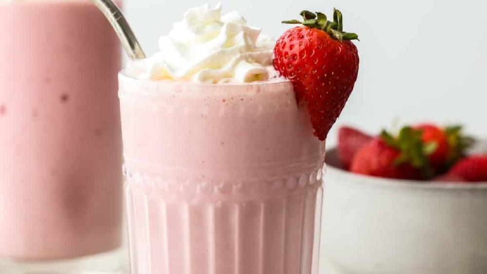 Çiyələkli milk shake