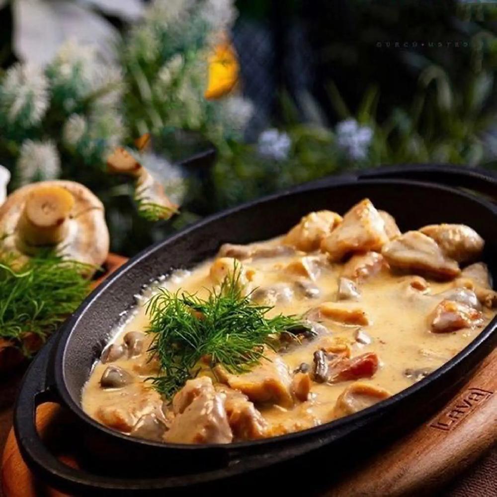 Qaymaqlı Toyuq Göbələklə 