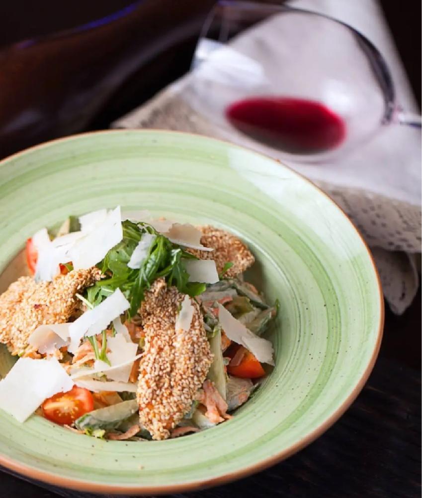 Küncütlü toyuq salatı 