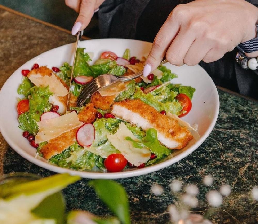 Parmezanlı toyuq salatı