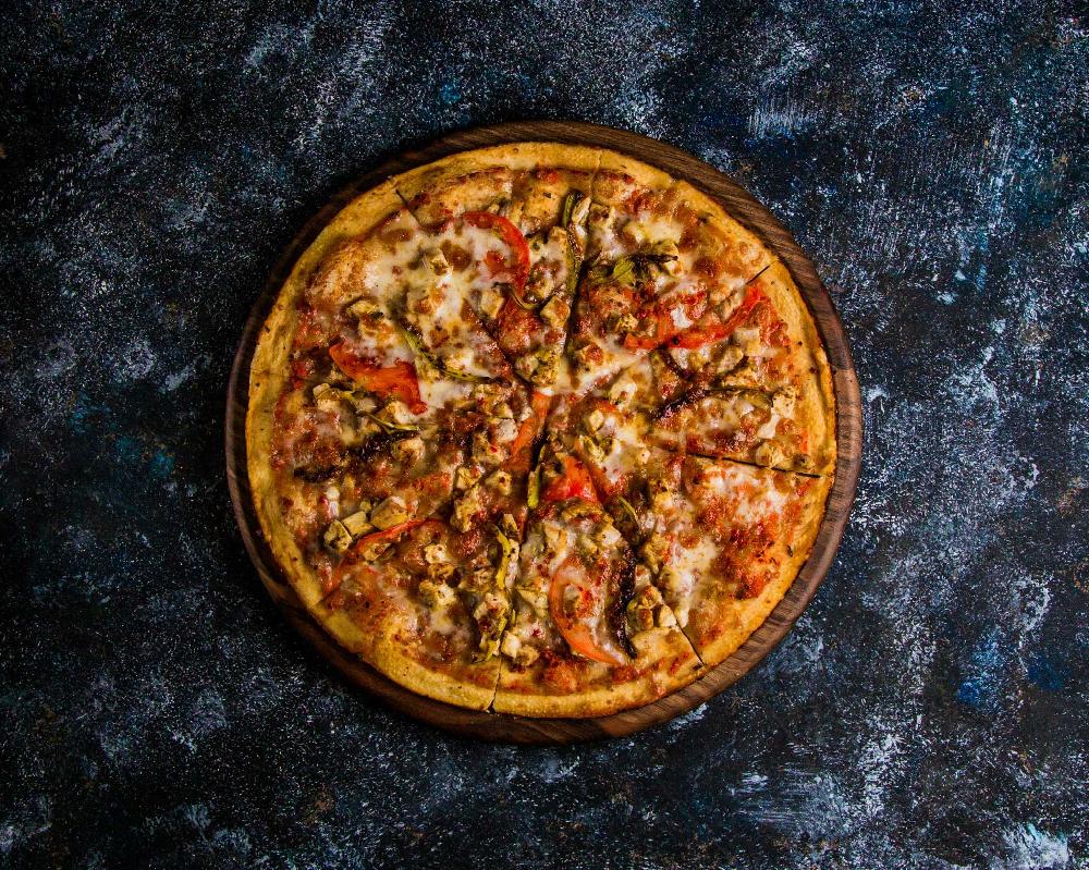 Pesto souslu toyuq pizza