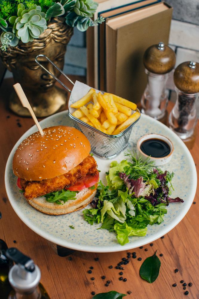 CRISPY CHICKEN BURGER