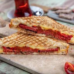 Sucuklu və pendirli tost