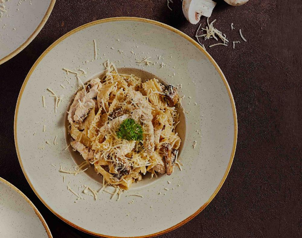 Fetuçini Alfredo (Toyuqlu)