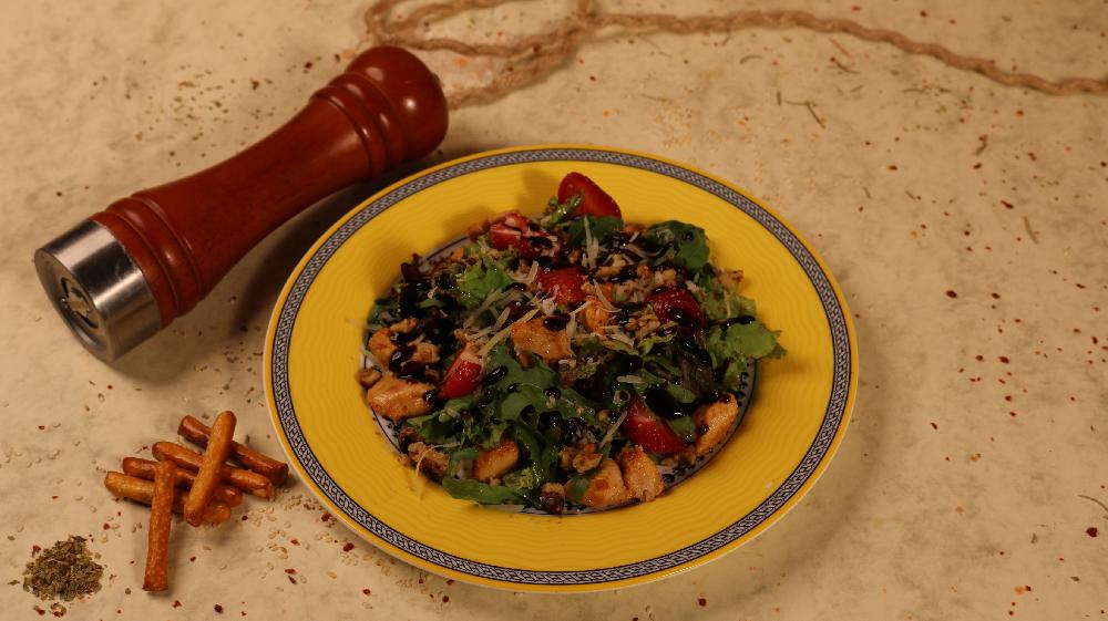 Çiyələkli toyuq salatı