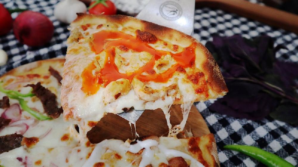 Buffalo toyuq pizza