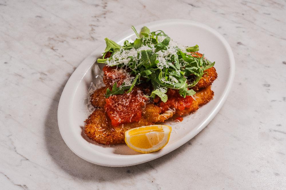 TOYUQ ŞNİTSELİ – POMİDOR SOUSU VƏ PENDİR İLƏ