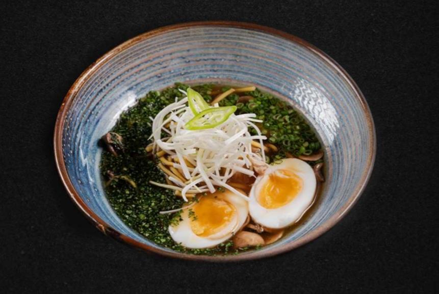 TOYUQLU VƏ GÖBƏLƏKLİ RAMEN ŞORBASI