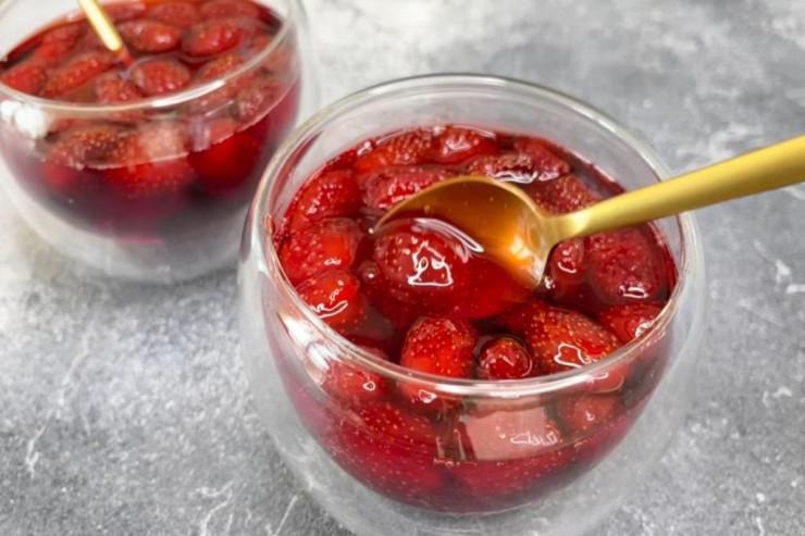 Çiyələk mürəbbəsi 