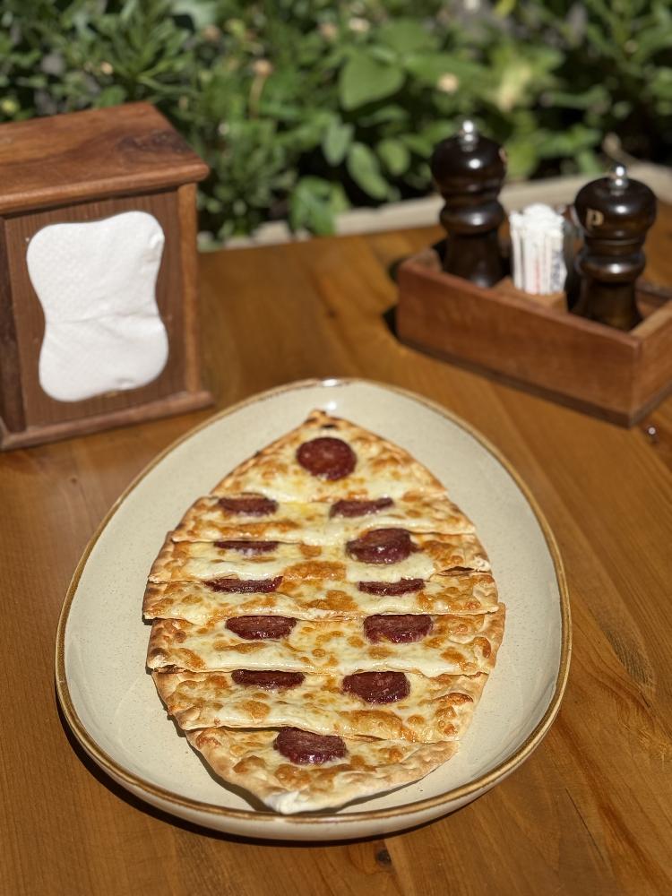 Sucuklu peynirli pide