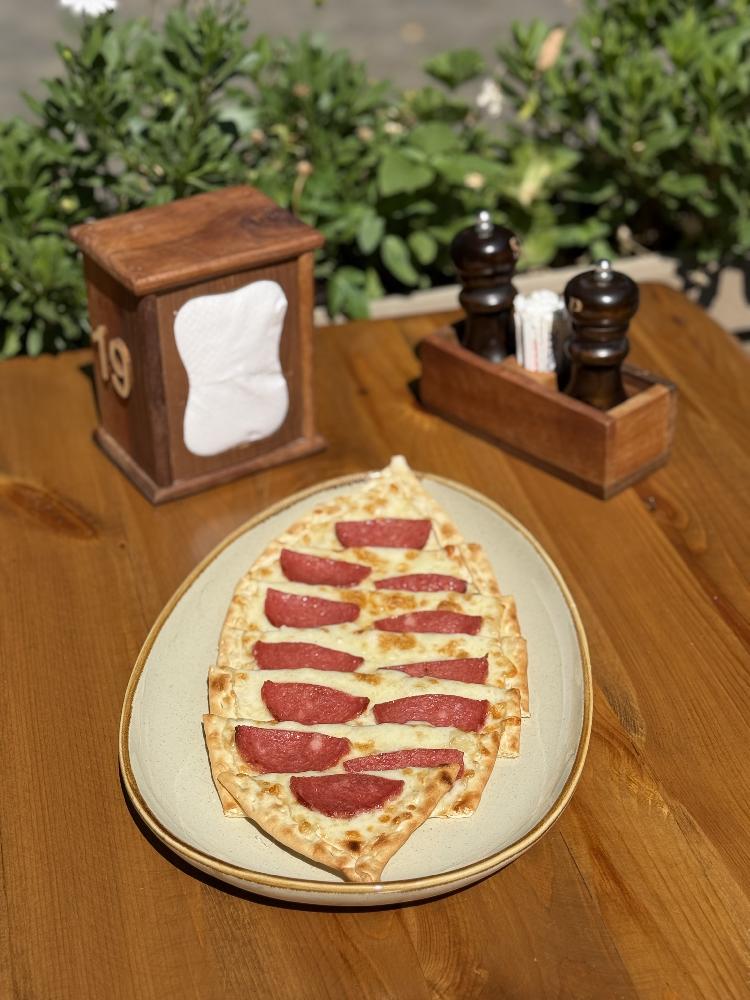 Kolbasalı pide