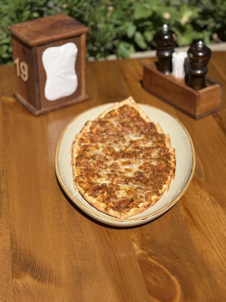 Kıymalı Kaşar Peynirli pide
