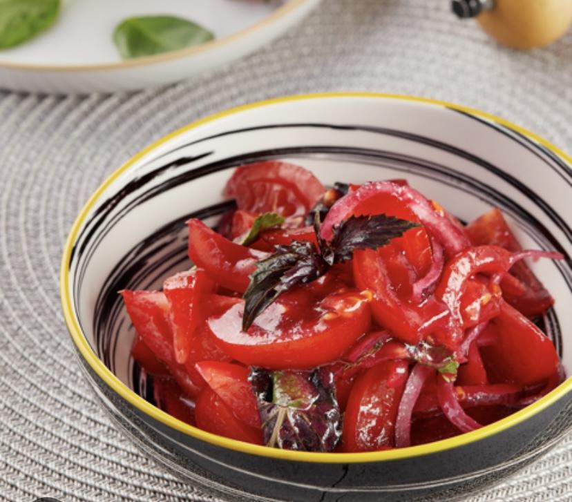 Bakı salatı albalı və pomidor ilə