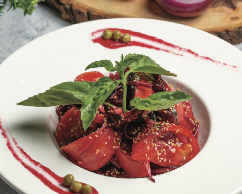 Vişnəli pomidor salatı