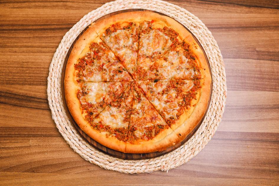 Qiymalı,kaşarlı pizza