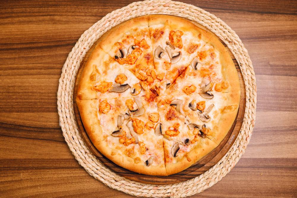 Toyuqlu və göbələkli pizza