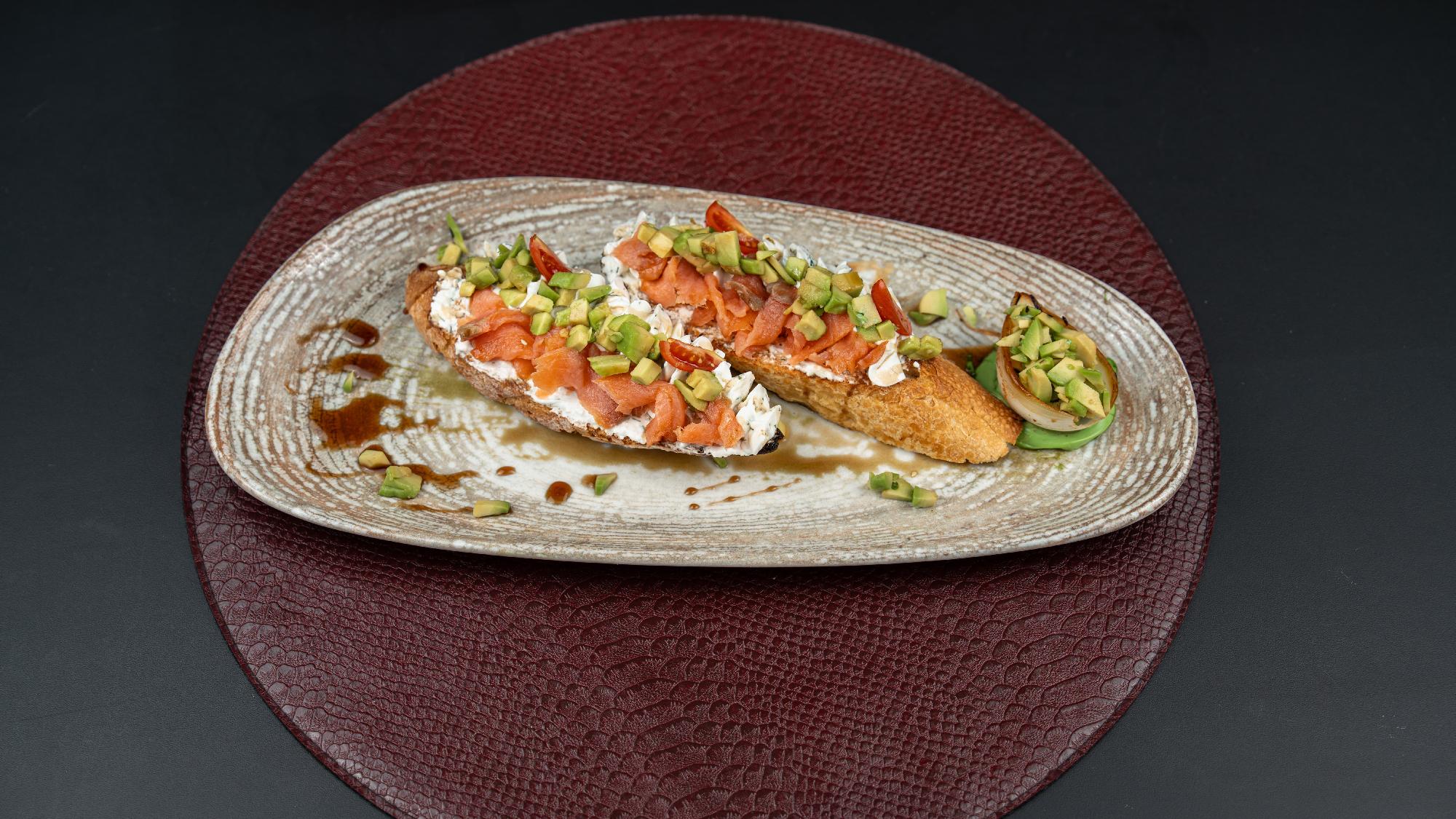 Brusketta avocado və hisə verilmiş qızıl balıq ilə 
