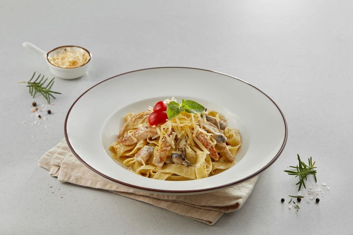 Fettuccine Alfredo toyuqlu