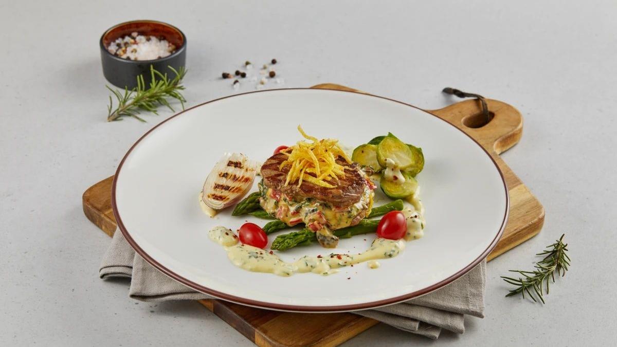 Tenderloin steak with garlic sauce 