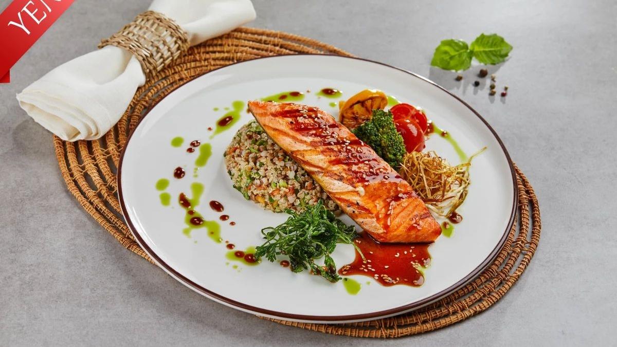 Oriental souslu ızqara Somon balığı 