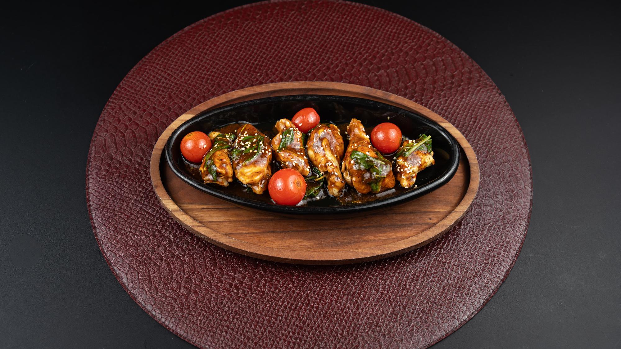 Manqalda toyuq qanadları BBQ sousu ilə 