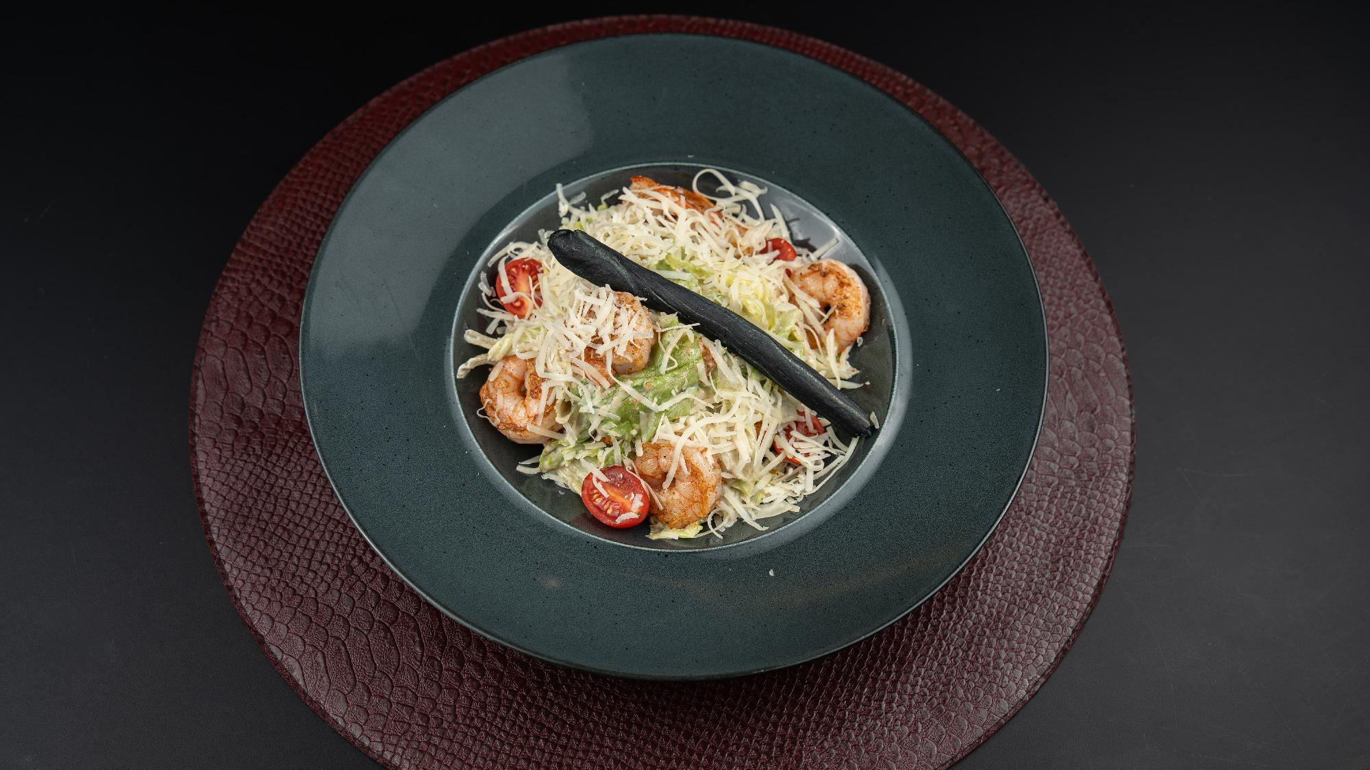 Sezar salatı krevetli