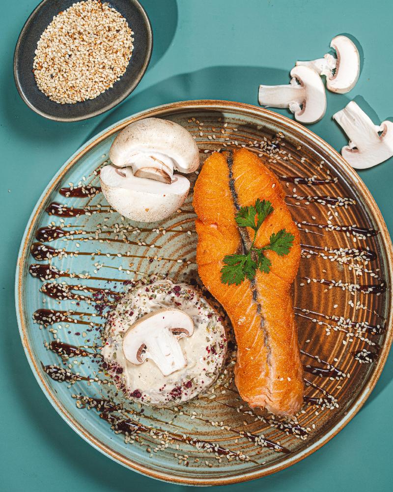 Salmon Steak ( Göbələk sousu ilə)