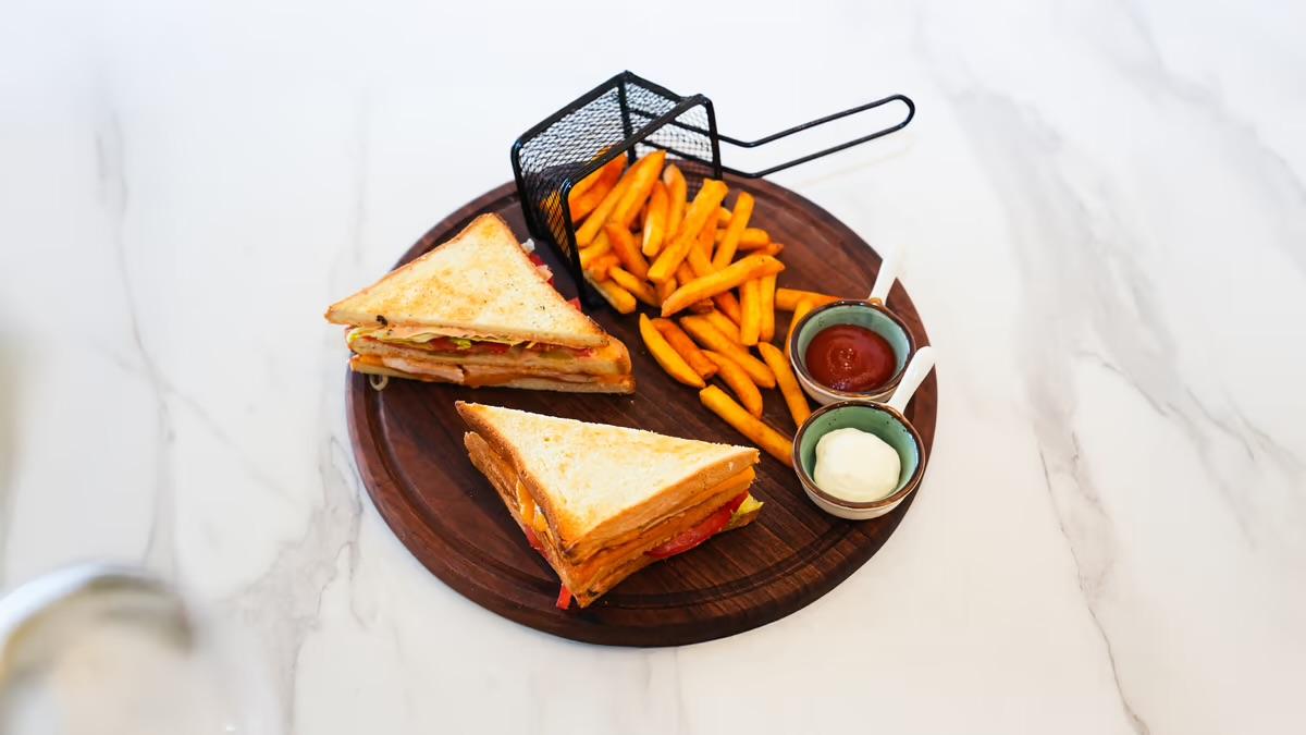 Club sandwich (toyuq)