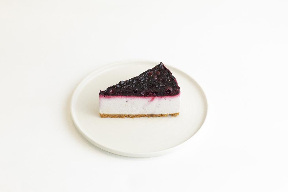 Raw currant cheesecake