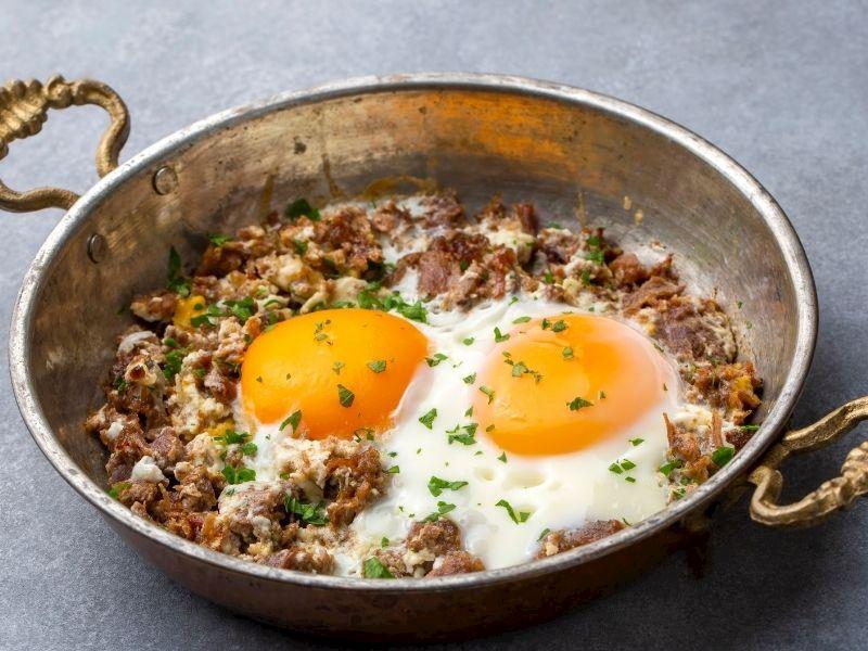 Qavurmalı yumurta