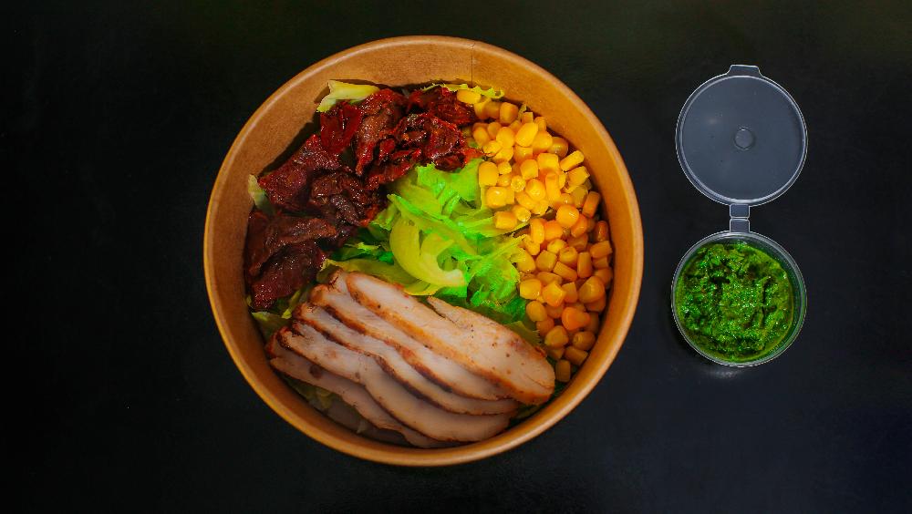 Toyuq salatı qarğıdalı ilə