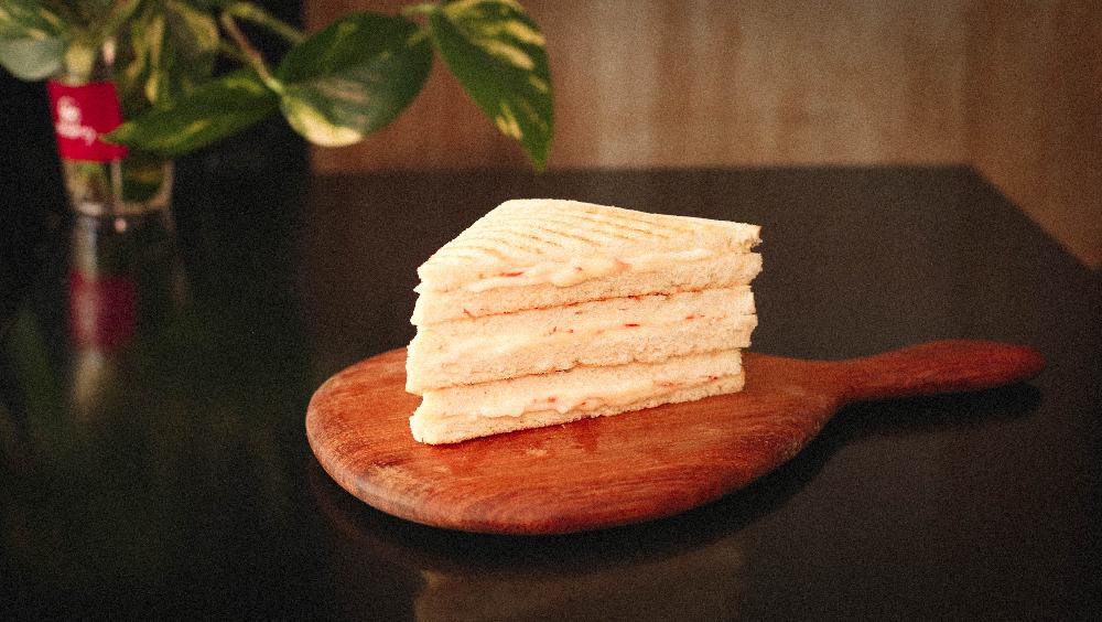 Hisə verilmiş hind quşu əti ilə tost