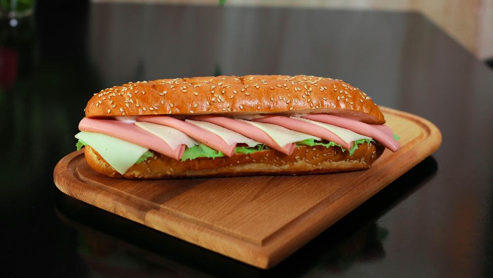 Kolbasa ilə sendviç