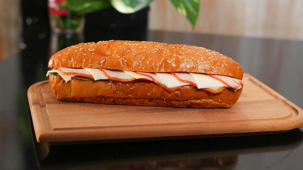 Hisə verilmiş hind quşu əti ilə sendviç