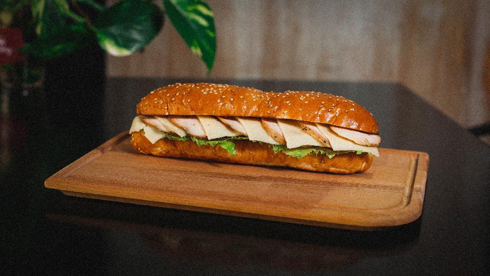 Toyuqlu və pendirli sendviç