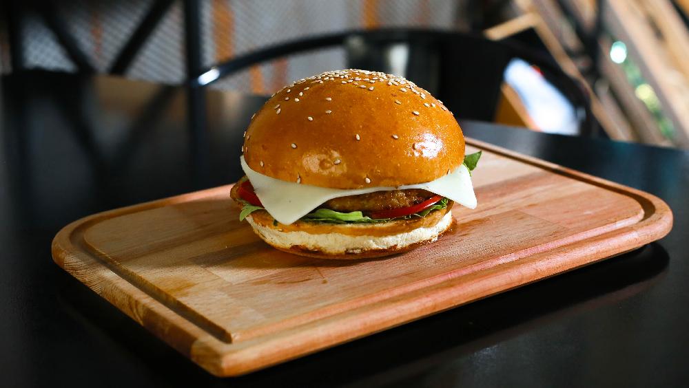 Pendirli toyuqlu burger