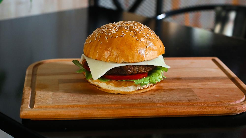 Pendirli mal ətli burger