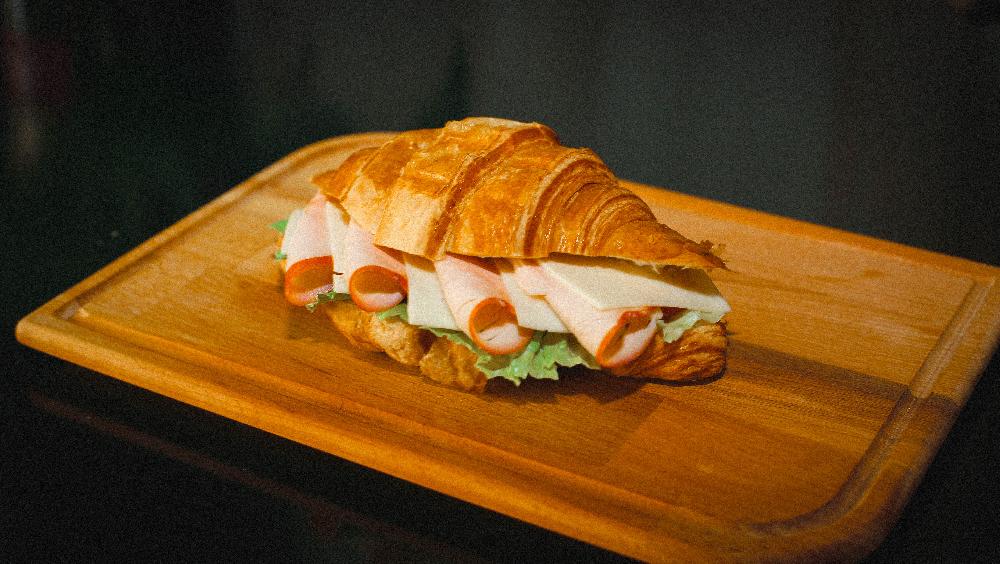 Hisə verilmiş toyuq ilə kruasan-sendviç