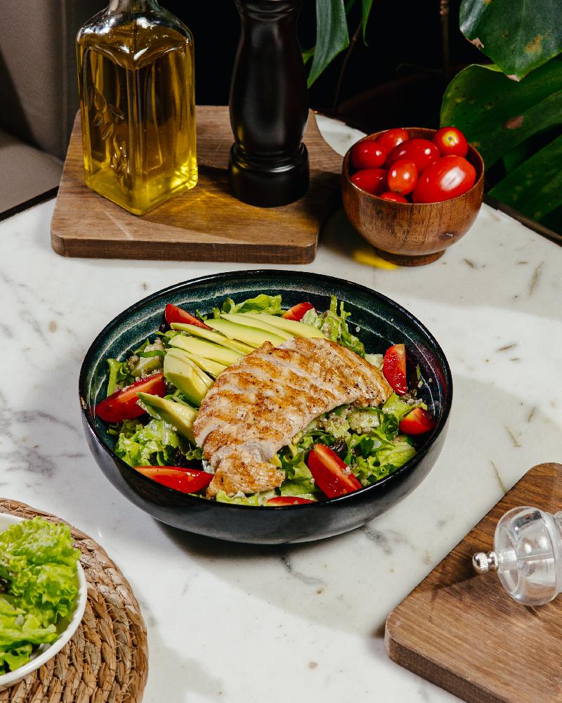 AVOKADO KİNOA SALATI TOYUQLU