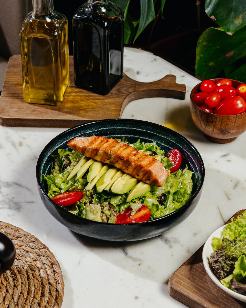 AVOKADO KİNOA SALATI SOMONLU