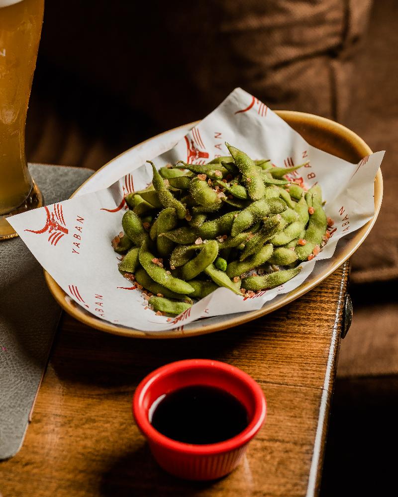 Xüsusi sousda qızardılmış Edamame