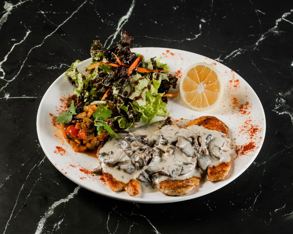 Göbələk  souslu toyuq