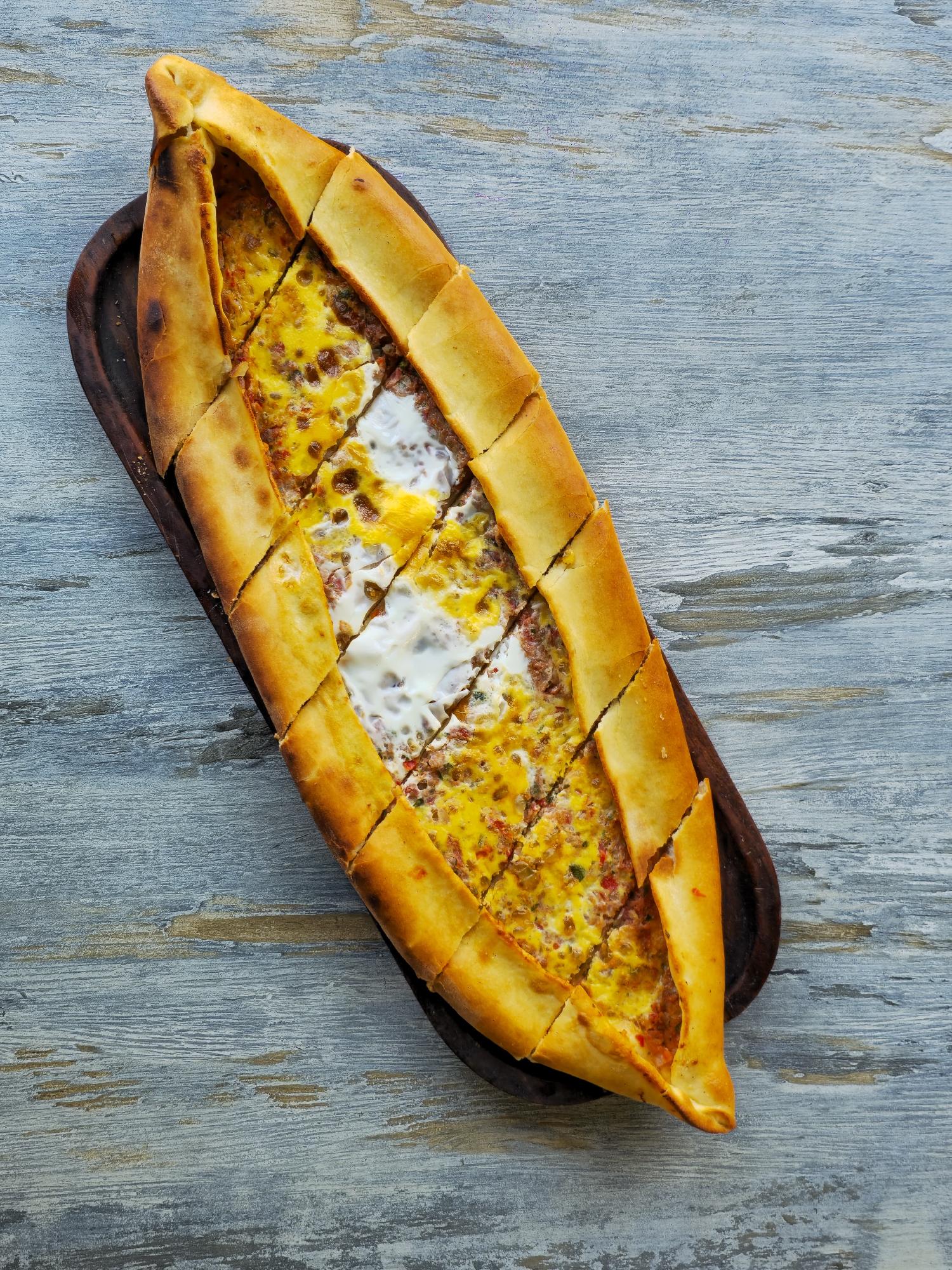 Pide qıymalı yumurtalı