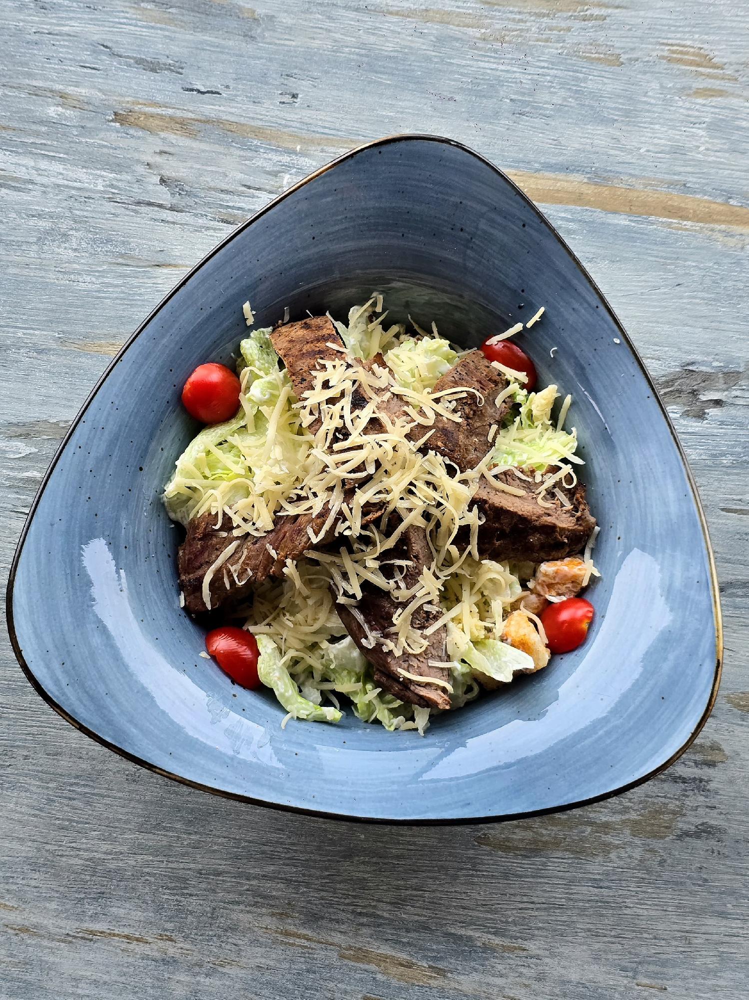 Sezar salatı dana əti