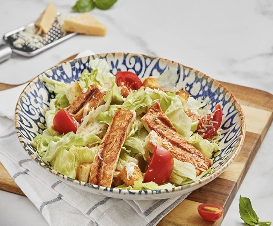 Sezar toyuq salatı